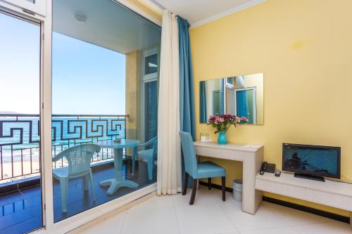 One-Bedroom Suite with Balcony (2 Adults + 2 Children) image 3