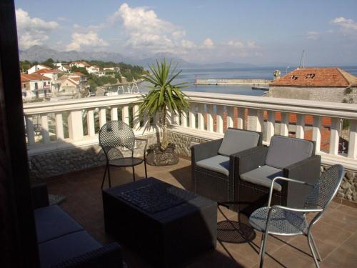  Apartments Mate - 20m from the sea, Pension in Sućuraj