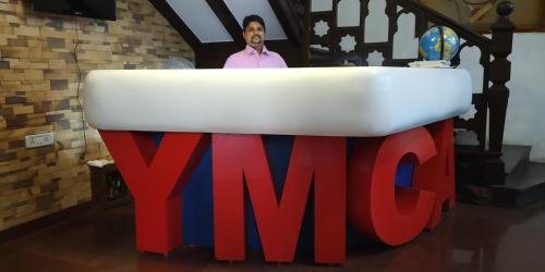 Előcsarnok, YMCA Colaba Mumbai near Templomgate Állomás