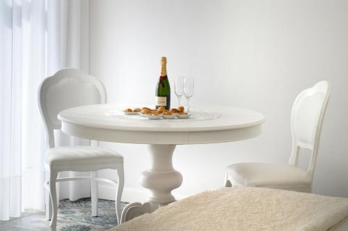 Queen Suite with Spa Bath image 8