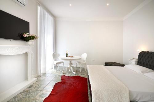 Queen Suite with Spa Bath image 6