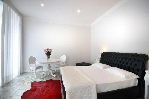 Queen Suite with Spa Bath image 2