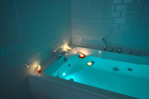 Queen Suite with Spa Bath image 10