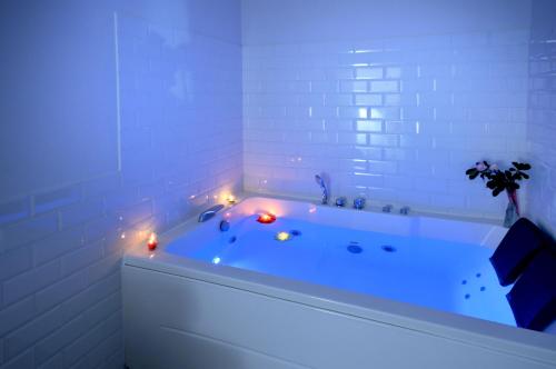 Queen Suite with Spa Bath image 7