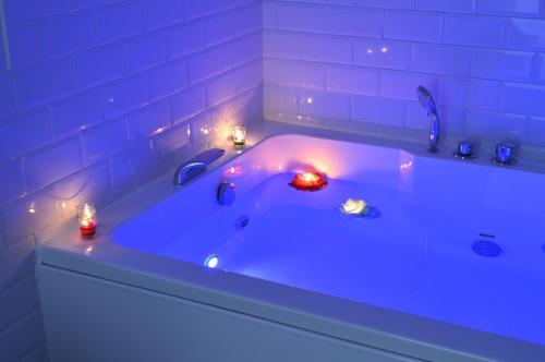 Queen Suite with Spa Bath image 4
