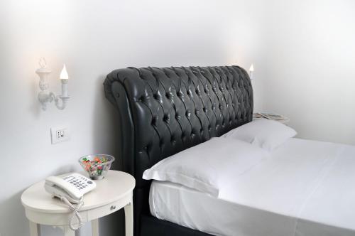 Junior Suite with Balcony image 5
