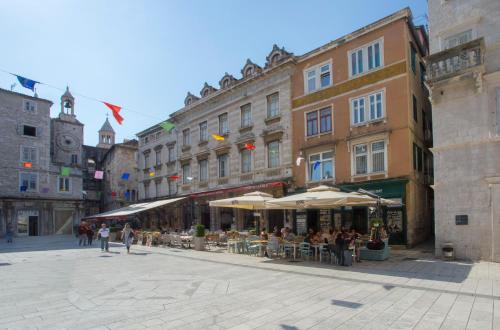 Old Square Apartment - image 9