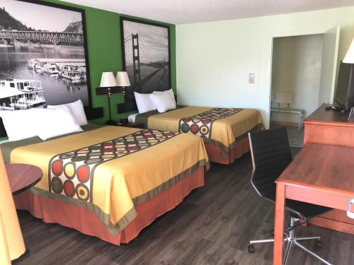 Super 8 By Wyndham Yreka in Yreka (CA)