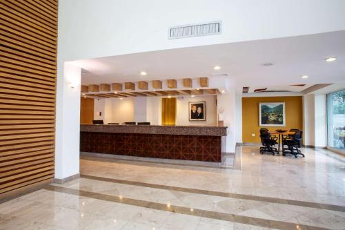 Hotel Plaza Calzada - 로비