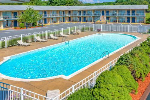 Days Inn by Wyndham Breezewood