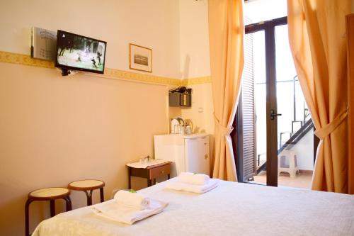 Stoa Rooms Chania Old Port - Tap to explore photos