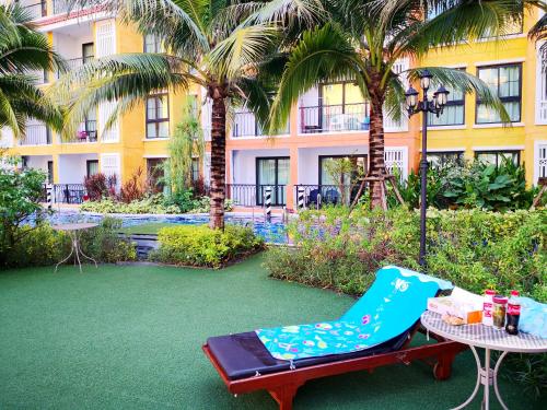 Kert, Venetian Poseidon Pool Hotel near Pattaya Floating Market