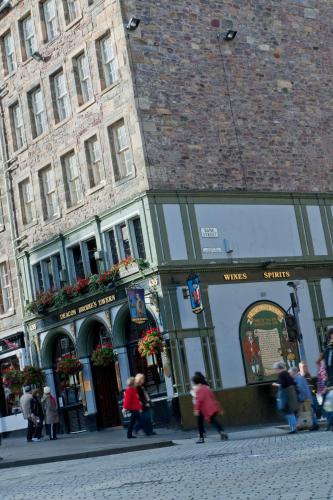 16672457 Cheval Old Town Chambers