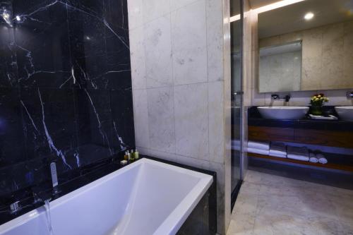 The Avenue Hotel Room Type - Superior King Room