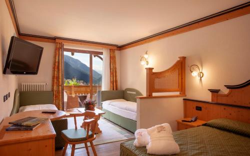 Family Junior Suite (2 Adults + 2 Children)