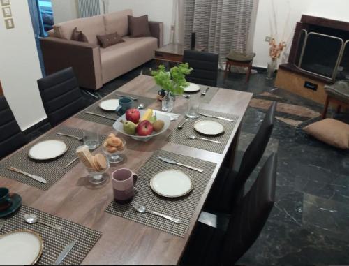  Comfortable 4th fl flat ideal for up to 8 people, Unterkunft in Pýrgos
