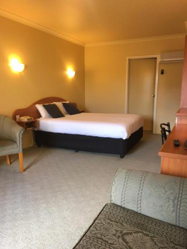 Hopkins House Motel & Apartments Hopkins House Motel & Apartments is conveniently located in the popular Warrnambool area. The hotel has everything you need for a comfortable stay. Facilities for disabled guests, express check-in/che
