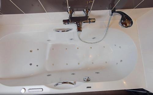 Double Room with Spa Bath image 1