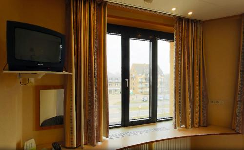 Family Room image 4