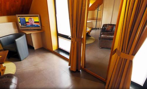 Double Room with Spa Bath image 5