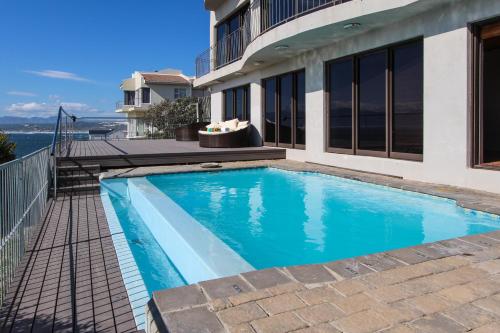 游泳池, Whale Huys Luxury Oceanfront Eco Villa in 德克德斯