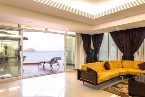 Vista, Royal Beach Hotel & Resort in Fujairah