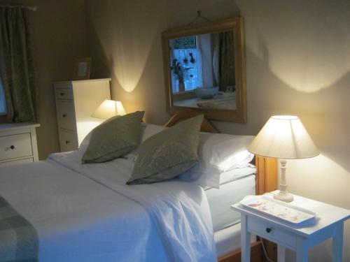 THE MOATS - CODDINGTON A small private thatched cottage B&B located in quiet countryside between Led in Bosbury