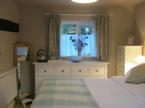 THE MOATS - CODDINGTON A small private thatched cottage B&B located in quiet countryside between Led in Bosbury