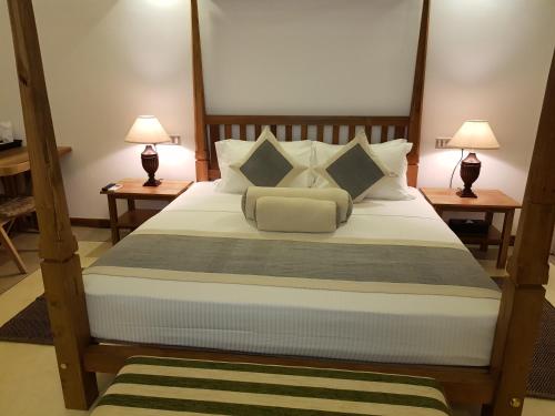 1 queen bed, 1 double bed
