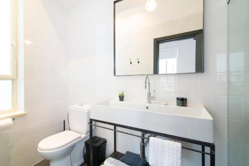 Deluxe Double Room with Balcony image 3