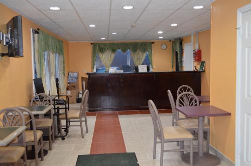 Days Inn by Wyndham Queensbury/Lake George - image 6