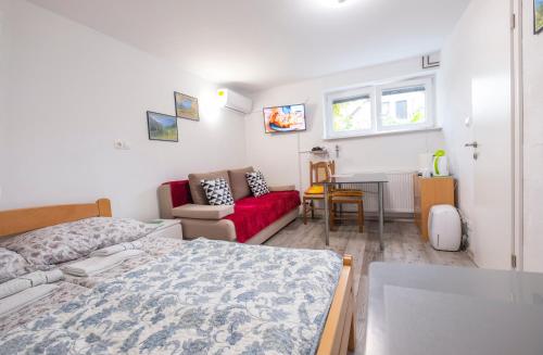 Studio Southwest 2 with AirCon & FREE Parking, Ljubljana
