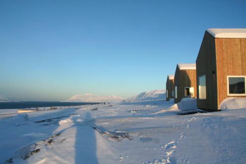 Skats, Sunnuhlid houses in Svalbardseyri
