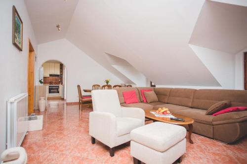 Seaside apartments with a swimming pool Pucisca Brac - 9697 - main image