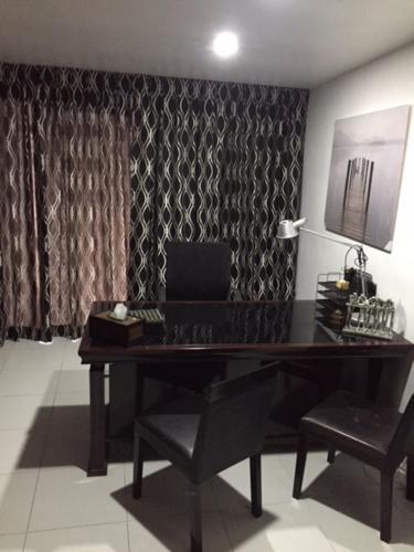 Fong Kaew and Baan Nang Fa Guesthouse Fong Kaew And Baan Nang Fa is conveniently located in the popular Patong area. The hotel offers a high standard of service and amenities to suit the individual needs of all travelers. All the necessar