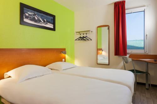 2 twin beds