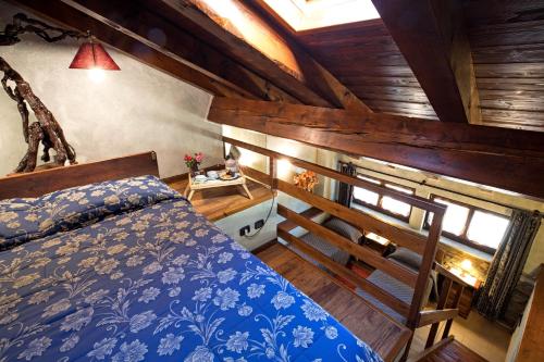 1 queen bed, 3 twin beds