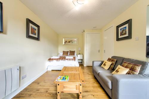 Stunning Studio Apartment Castle View - image 12