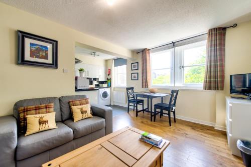 Stunning Studio Apartment Castle View - image 10