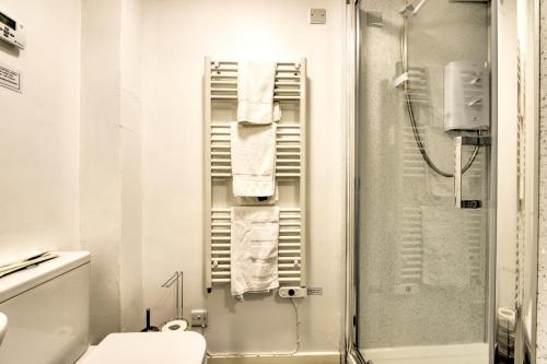 Stunning Studio Apartment Castle View - image 5