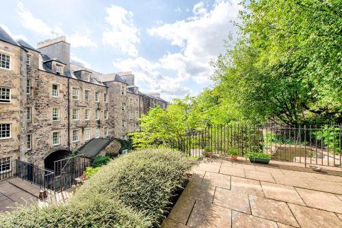 Stunning Studio Apartment Castle View - image 4