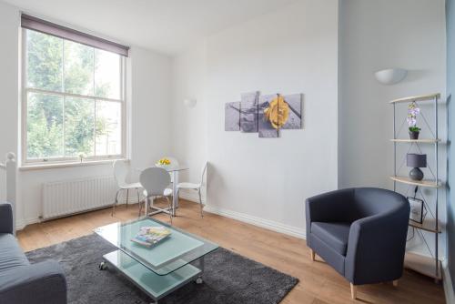 Bright 2br Flat With Terrace Near Earls Court St, , London