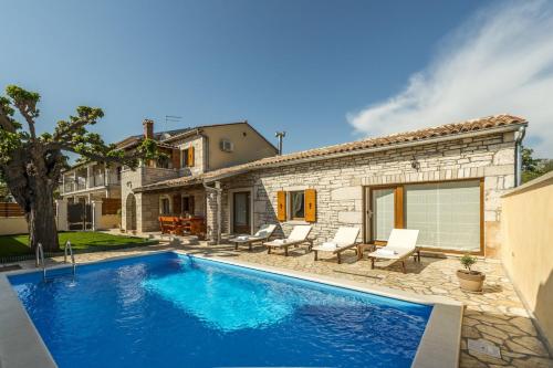 Villa Natale with Private Pool and Garden - Accommodation - Vošteni