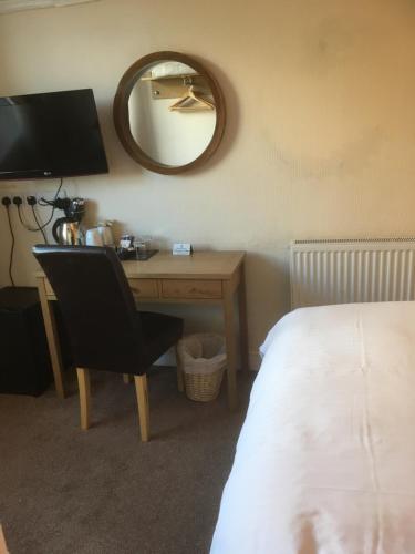 Elmdon Lodge - image 2