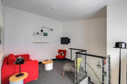 2 twin beds, 1 sofa bed