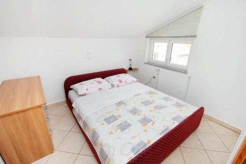  Krk Apartment Sleeps 4 Air Con WiFi in Krk