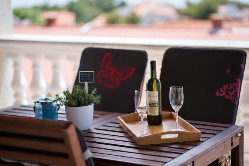  Krk Apartment Sleeps 4 Air Con WiFi in Krk