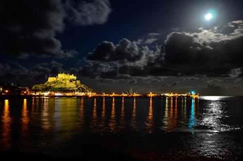 Beachcombers Hotel - main image