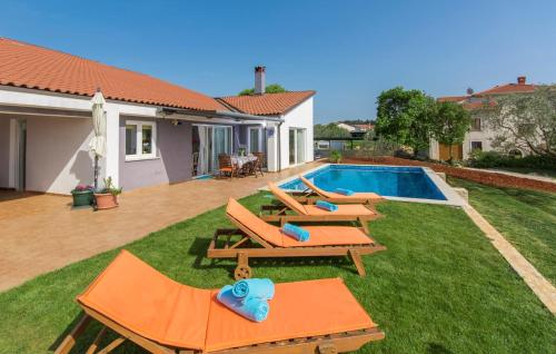 Modern Villa di Rovigno with Pool Hot Tub and Sea View - image 3