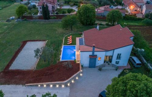 Modern Villa di Rovigno with Pool, Hot Tub and Sea View